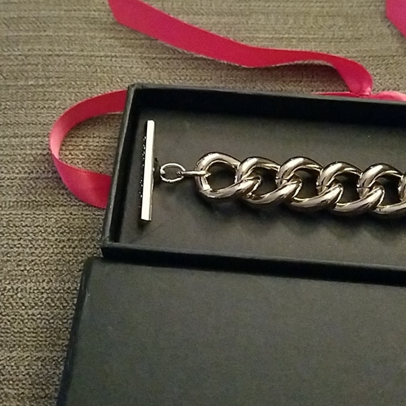 VICTORIA'S SECRET Gold and Pave' diamond bracelet - Picture 4 of 4